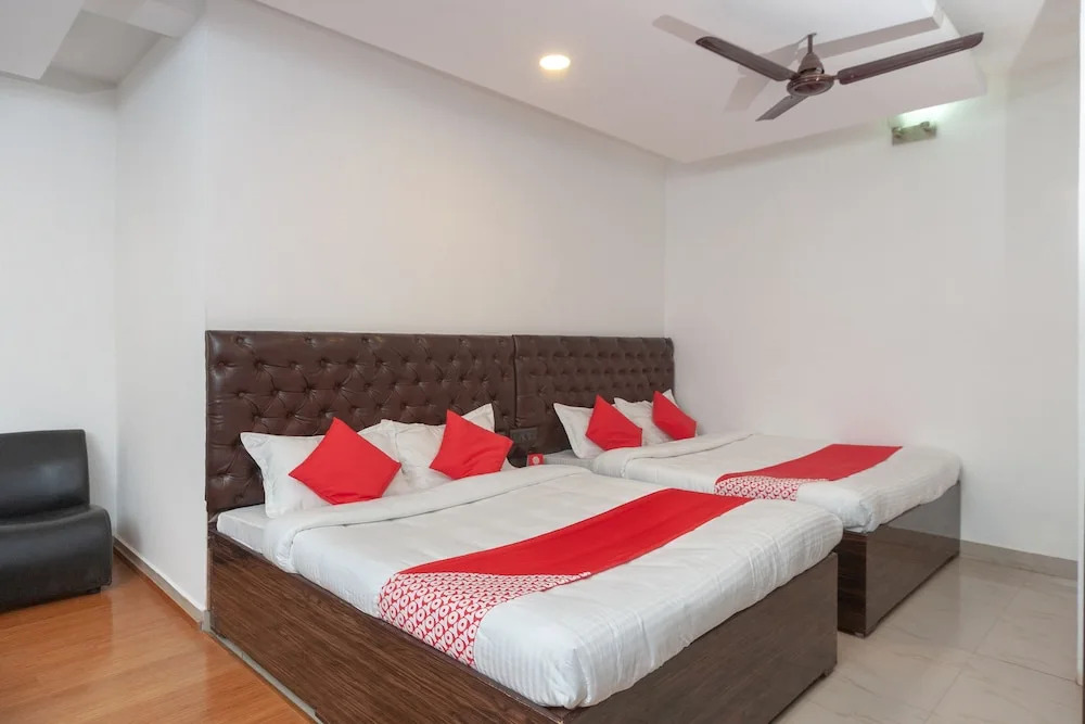 Collection O 24305 Ateendra Inn