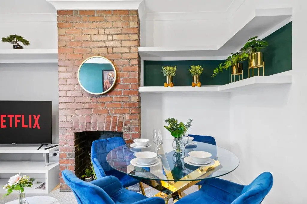 Comfortable 2 Bedroom Flat Overlooking the park