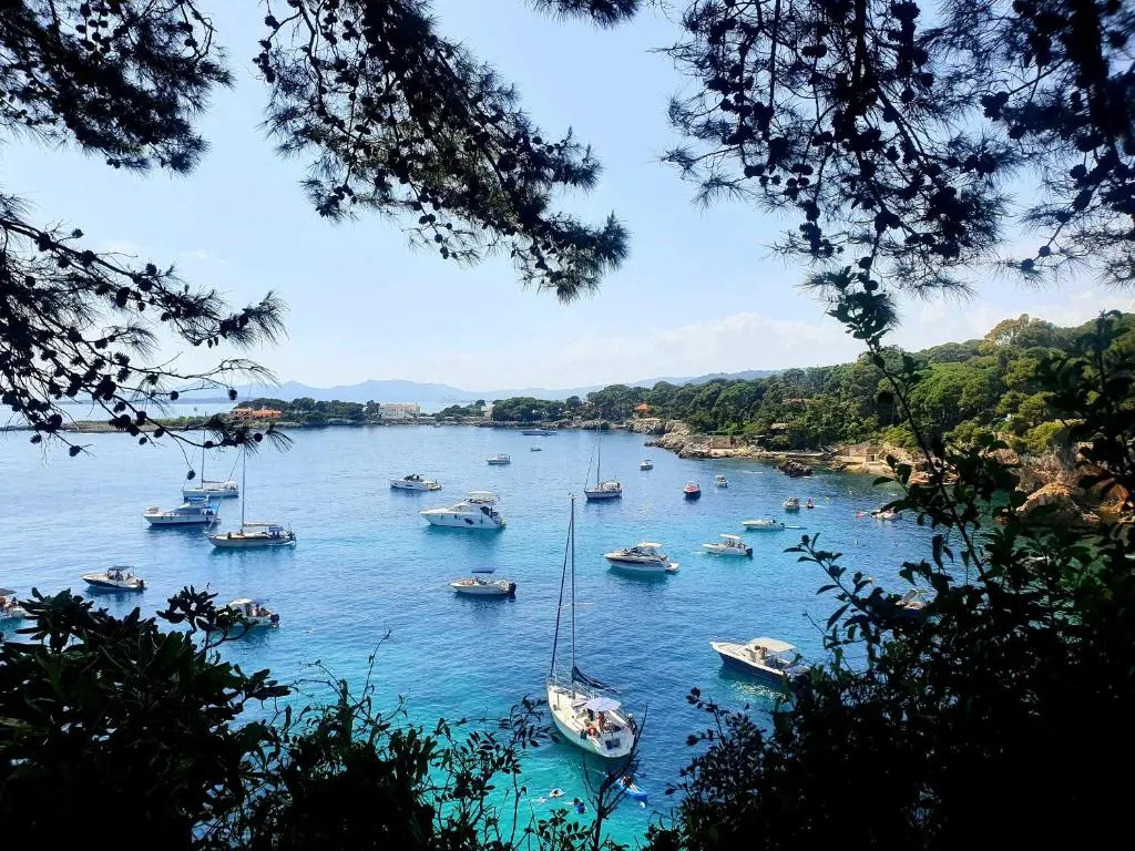 Spacieux F2 climatisé vue mer, piscine et parking