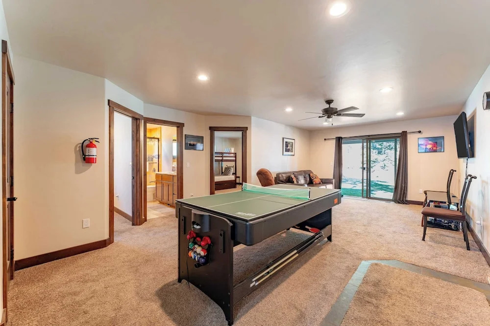 10mins to Lake Hot Tub, Game Room, Forest Views Meyers Meadow by Avantstay