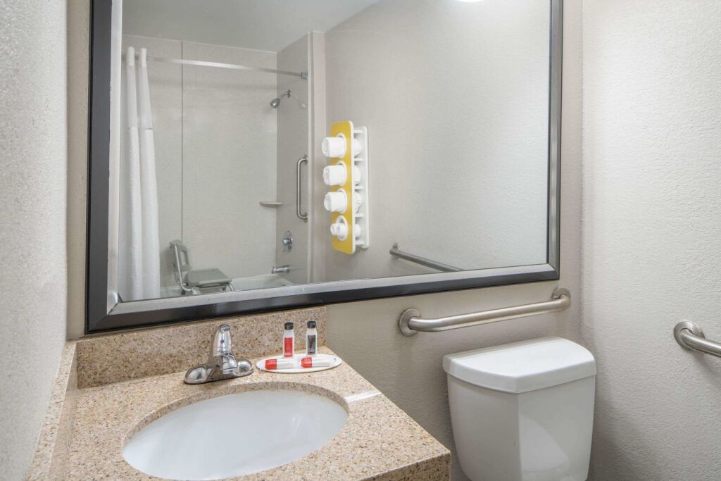 Отель Spark by Hilton Atlanta Cumberland Ballpark
