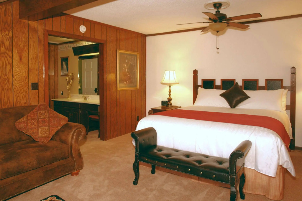 Tudor Inn Gatlinburg B&B