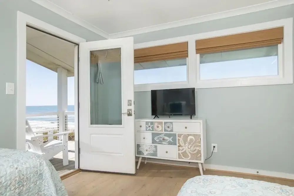 The Green Flash 4 Bedroom Home by RedAwning