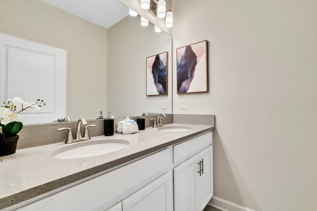 5 Bedrooms 4 Bathrooms Storey Lake 4824 Ml
