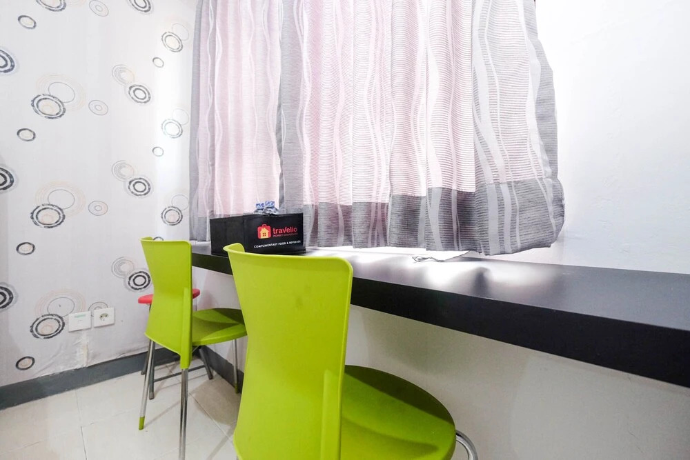 Comfy Studio Room at Evenciio Margonda Apartment By Travelio