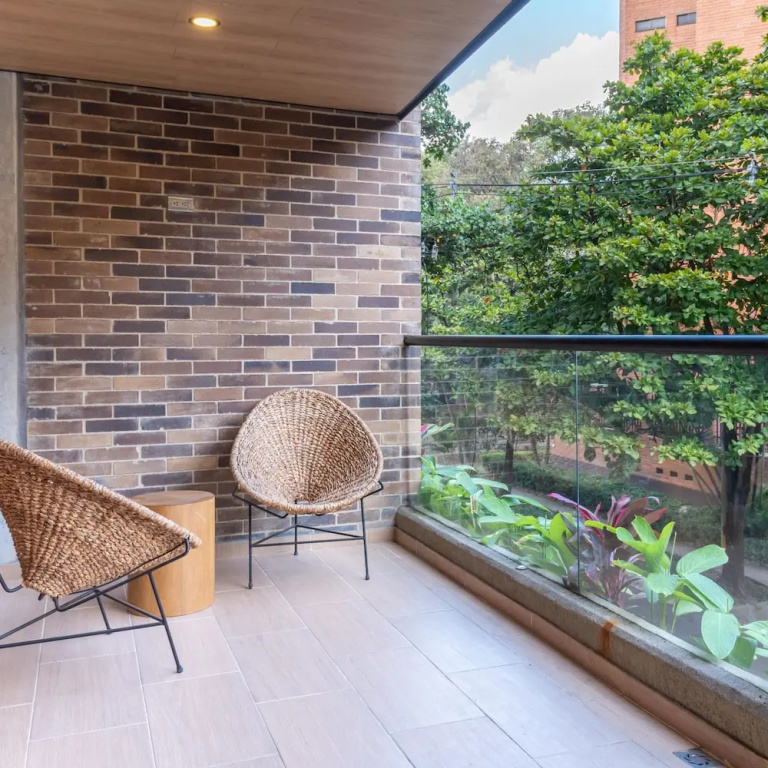 w Lovely 2BR w Balcony n AC in Laureles