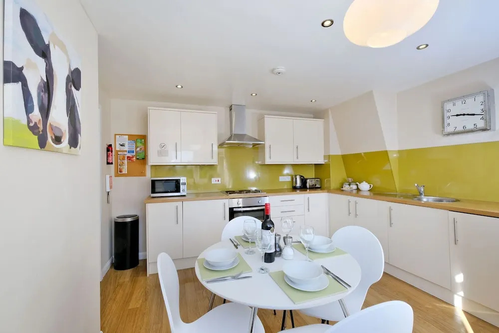 Home from Home Aberdeen-Spacious West End Apartment-Free Parking-Near ARI & City Centre