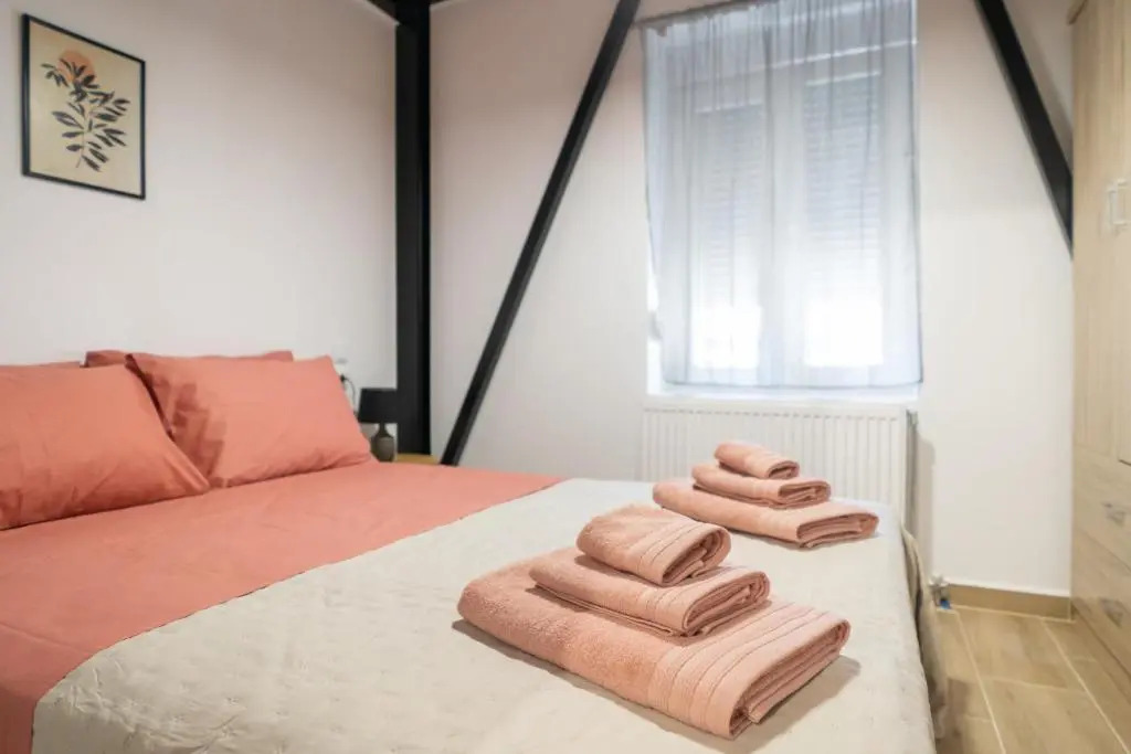 Zalman's Ground Floor 1BR Place