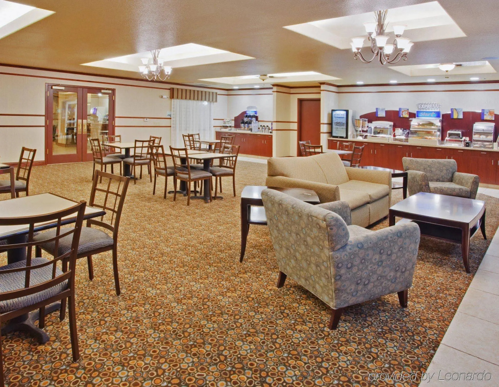 Holiday Inn Express & Suites Dinuba West by IHG