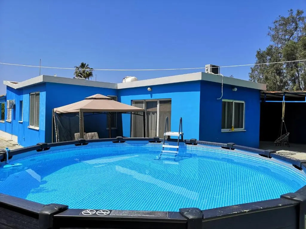Coral Bay Villa .5 bedrooms.1 minute walk to the beach