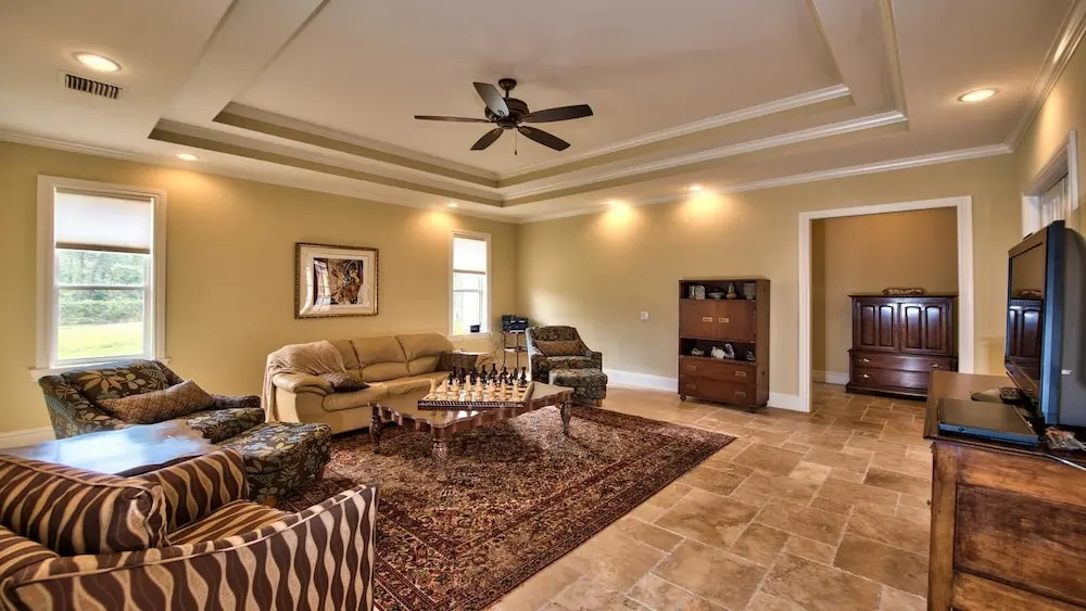 Comfy 3 bedroom with parking & close to everything