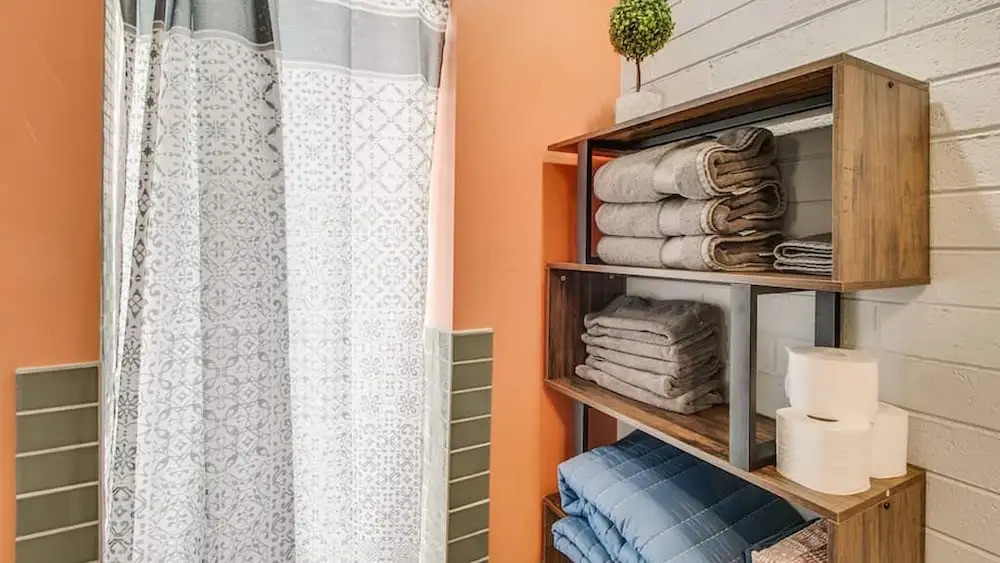 Bright & Cozy Mid Town Zen Yard Studio!