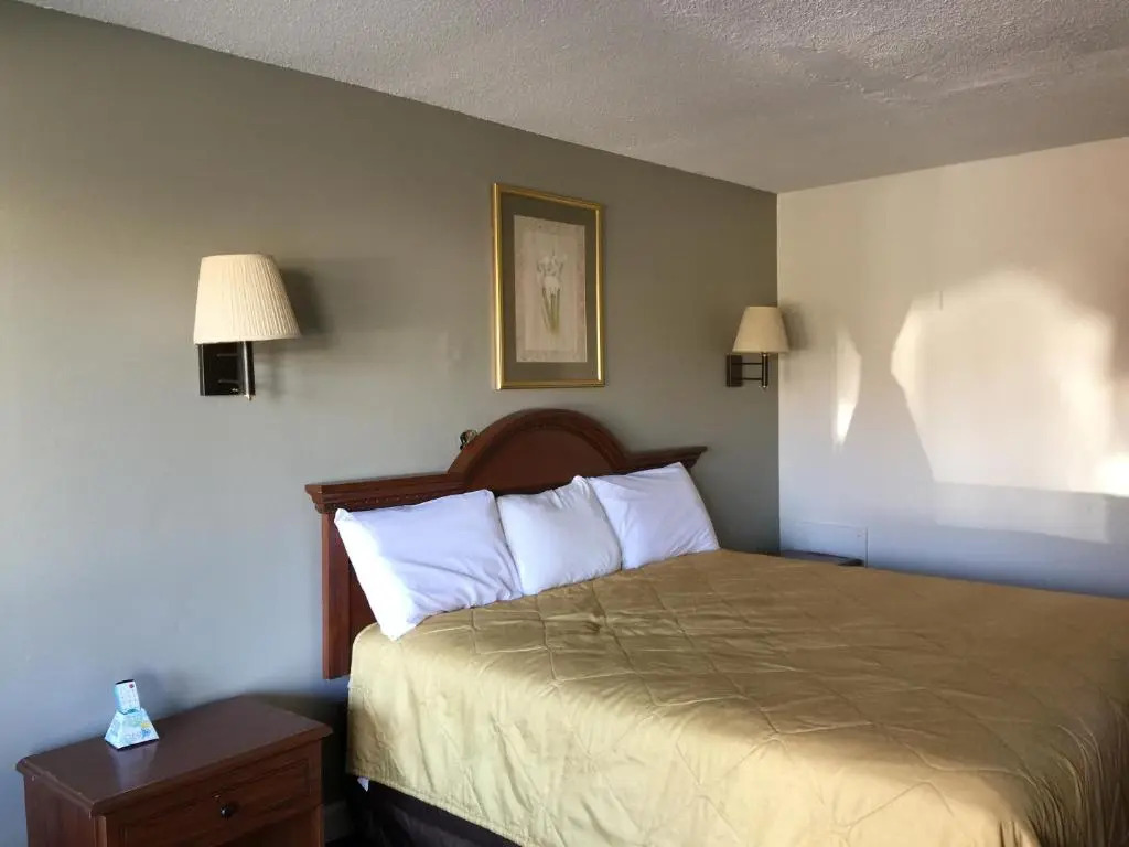 Red Carpet Inn & Suites - Danville