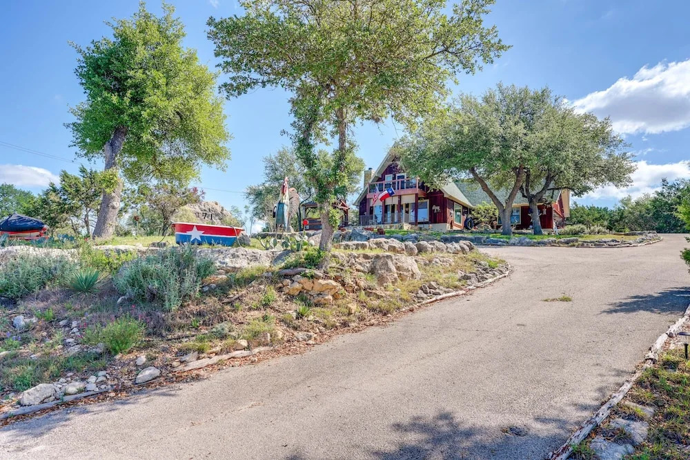 Pet-friendly Canyon Lake Cabin, 1 Mi to Water!