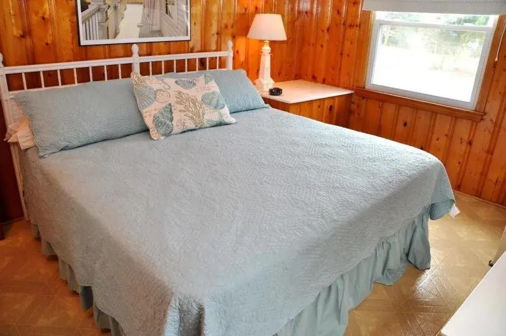 A Short Hop - 5 Br home by RedAwning