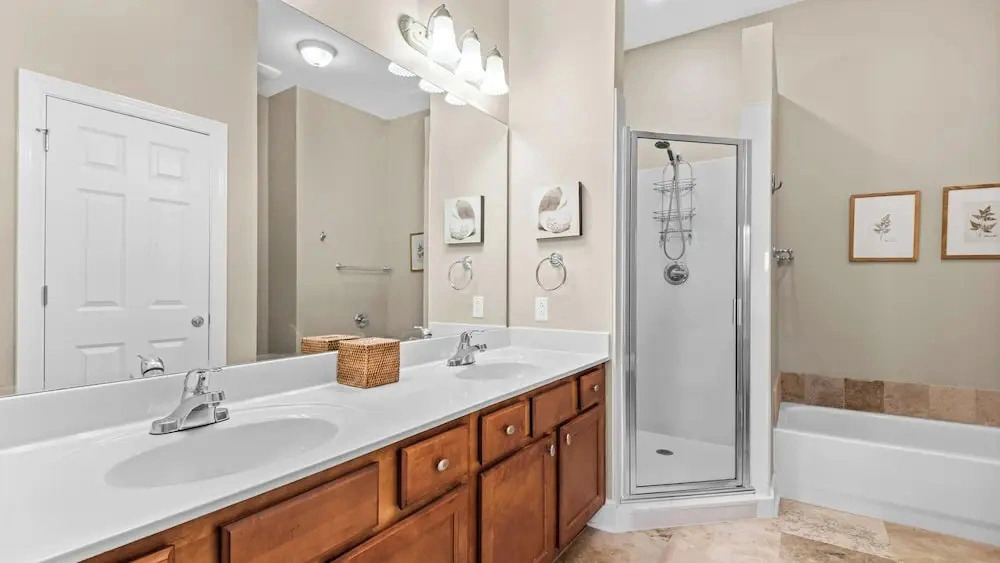3BR Condo Near Peaceful Lake w/ Large Pool, Close to Beach