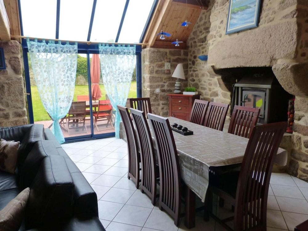 Villa With 4 Bedrooms in Plourin, With Private Pool, Enclosed Garden and Wifi - 4 km From the Beach