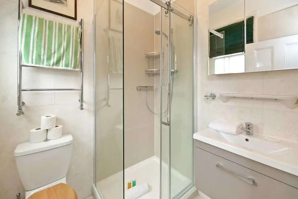 Special Offer- 5 bed Victorian in Zone2