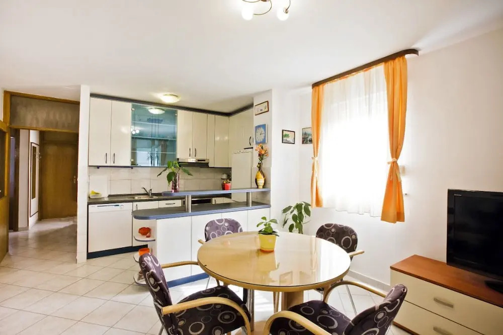 Spacious apartment 2 rooms free parking