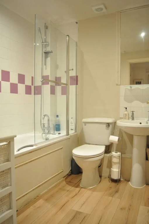 Bright 2 Bedroom Apartment With Balcony