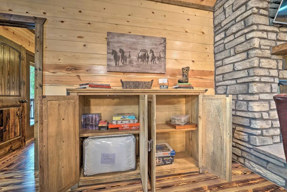 Broken Bow Cabin: Deck w/ Hot Tub & Pool Table