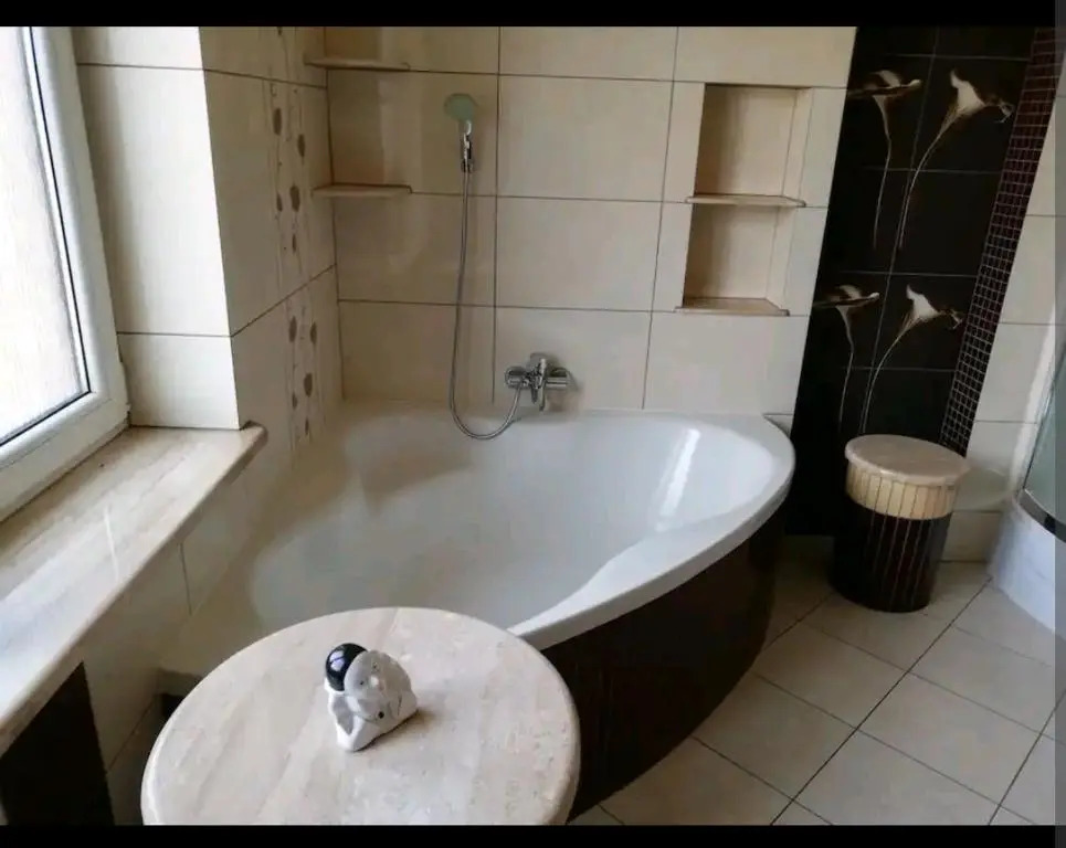 Apartament w domu z kominkiem i ogrodem