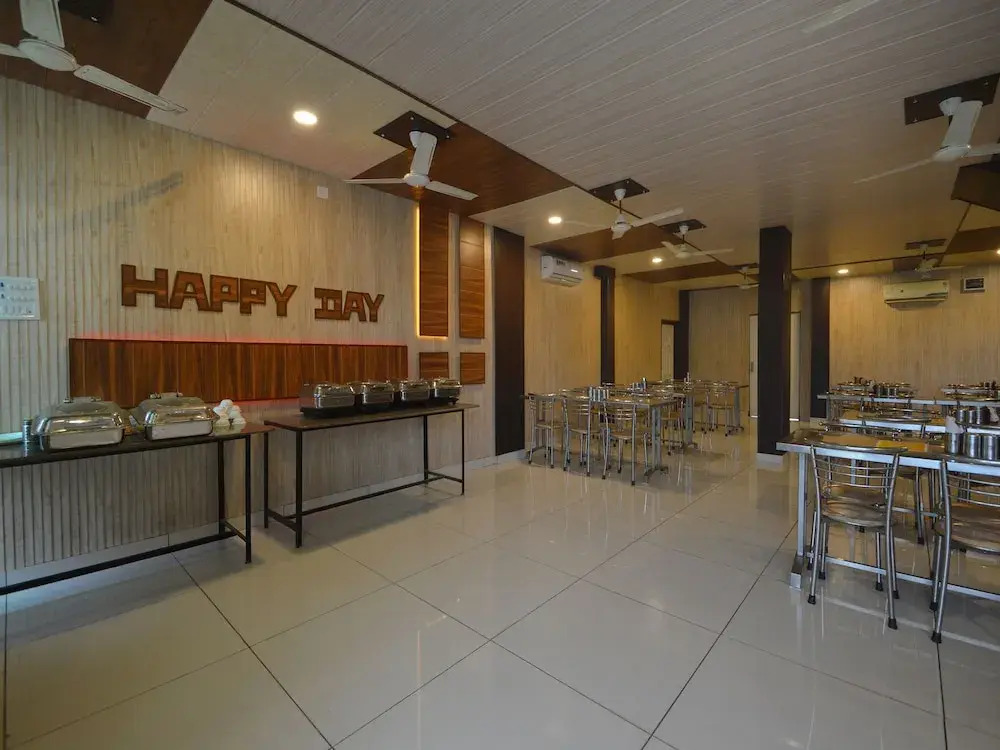 OYO 16076 Hotel Happy Day