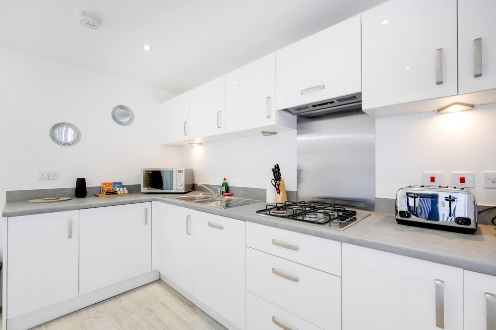 Luxaura 5 Bedroom 3 Bath Service House w/ Parking