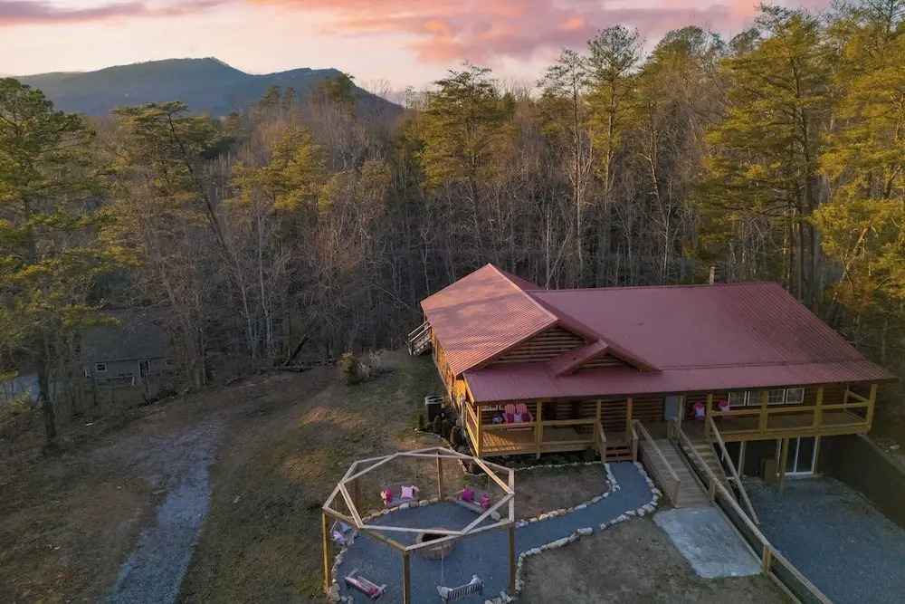Pink Pines by Avantstay Luxury Aesthetic Dream Home, Indoor Pool, Hot Tub