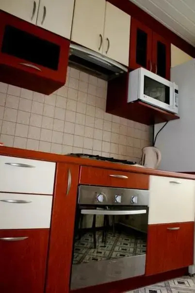 Apartment On Prospekt Kirova з окремими кімнатами та балконом