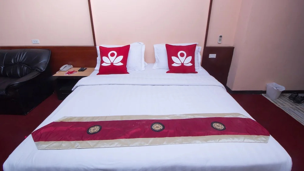 ZEN Rooms Surasak 2