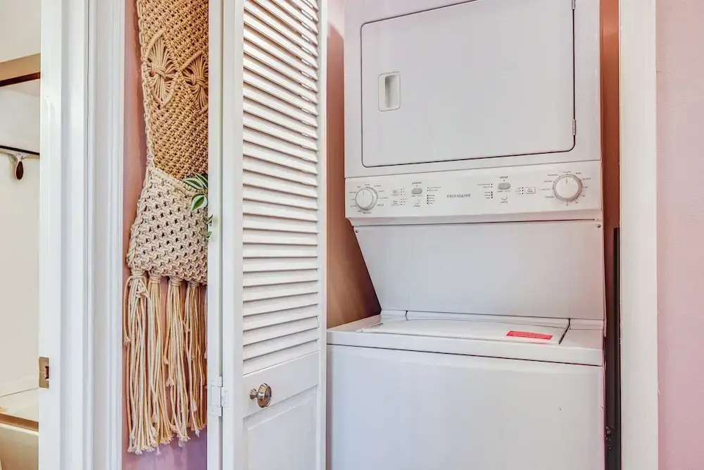 5 Mi to Dtwn Tacoma: Modern Studio Retreat