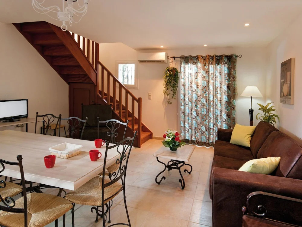 Spacious Holiday Home With Dishwasher and AC, in the Luberon
