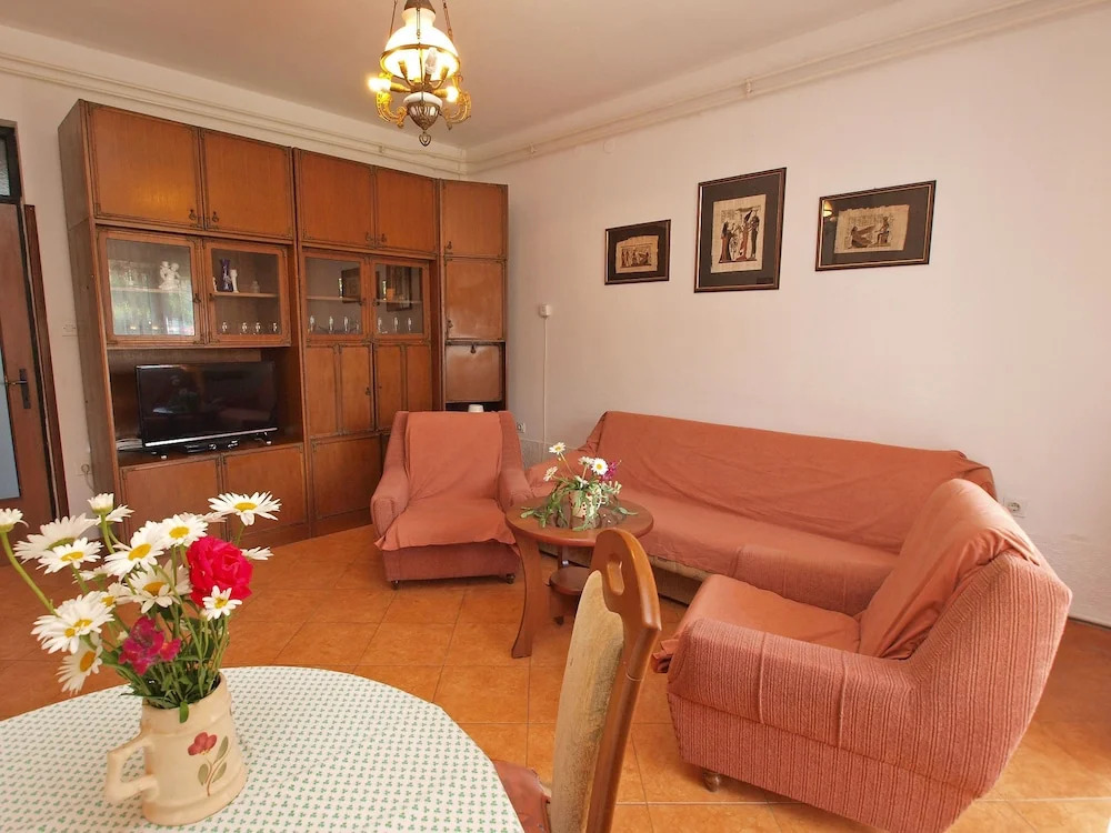 Apartment 439
