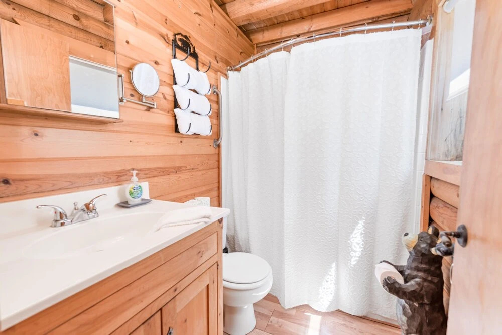 Goldilocks Cabin - Real Log Style Cabin, Premium Location, Close To Bear Mountain With Hot Tub! 2 Bedroom Cabin