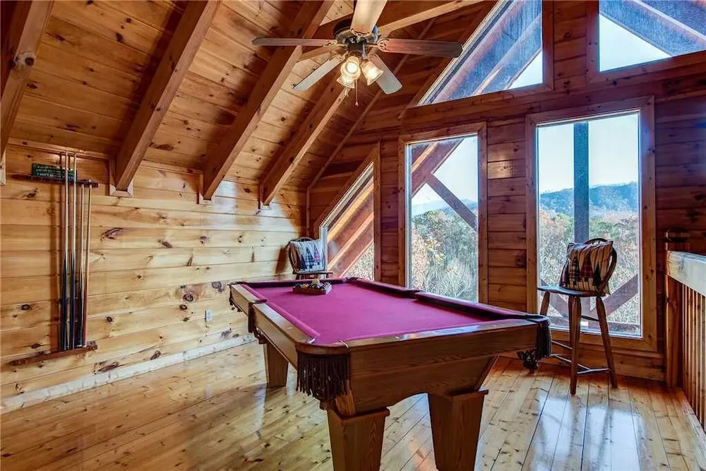 Chalet of Dreams, 2 Bedrooms, Sleeps 6, Pool Table, WiFi, Hot Tub, Mtn View