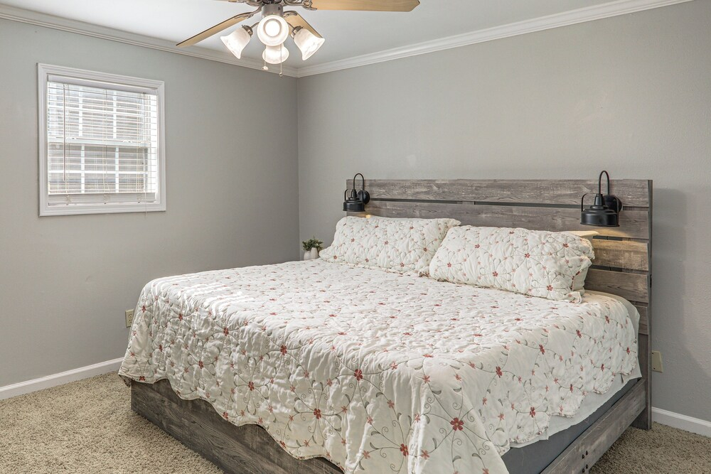 2 Mi to Ole Miss University! Condo w/ Pool Access