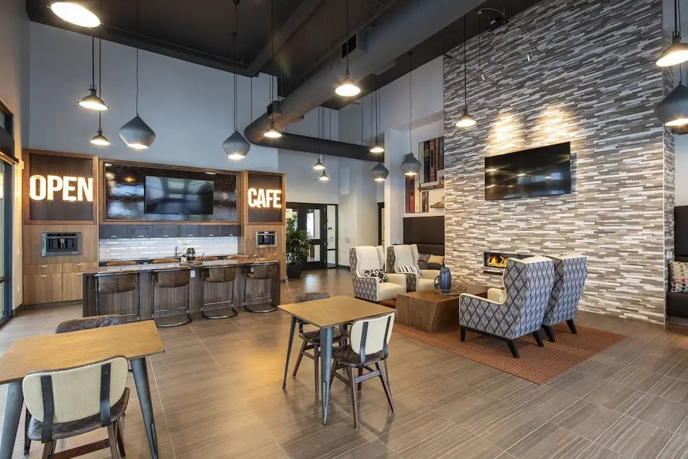 Luxury Condos at Anton Menlo w Pool & Amenities