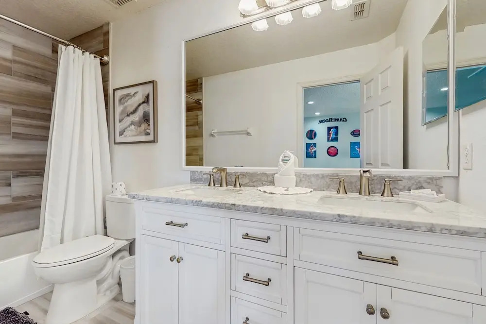 Beautiful Home With Private Pool, Game Room and Basketball Court