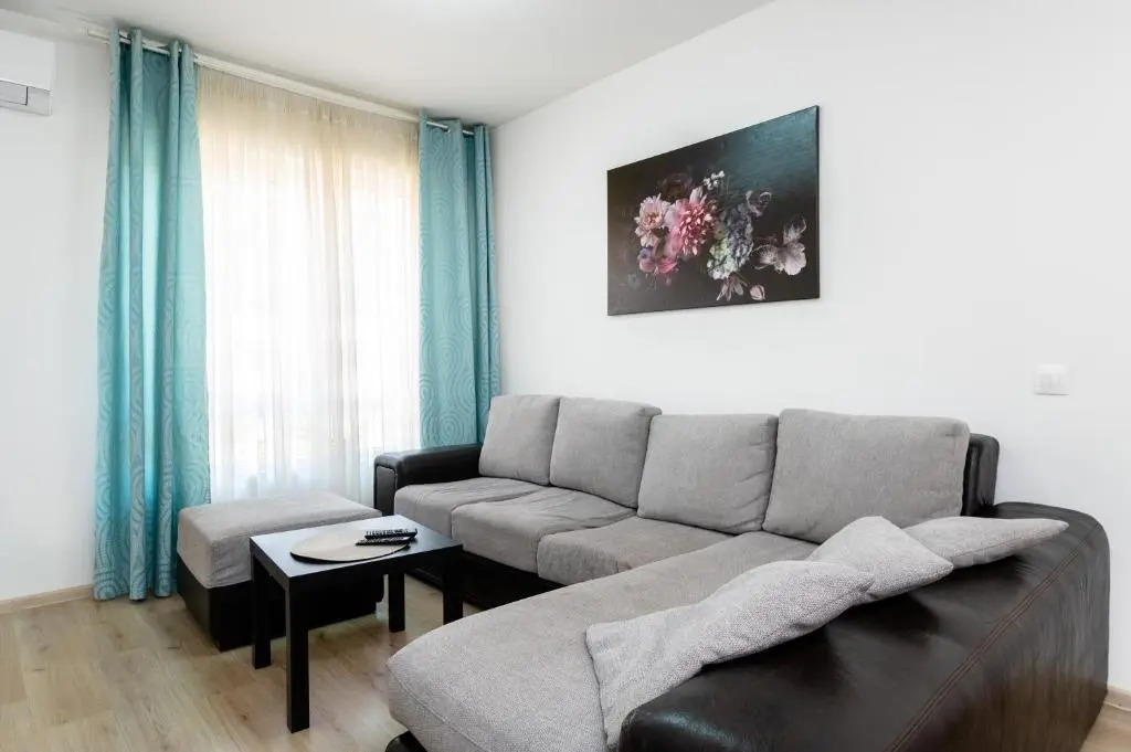 Cozy and Functional Business One-Bedroom Apartment