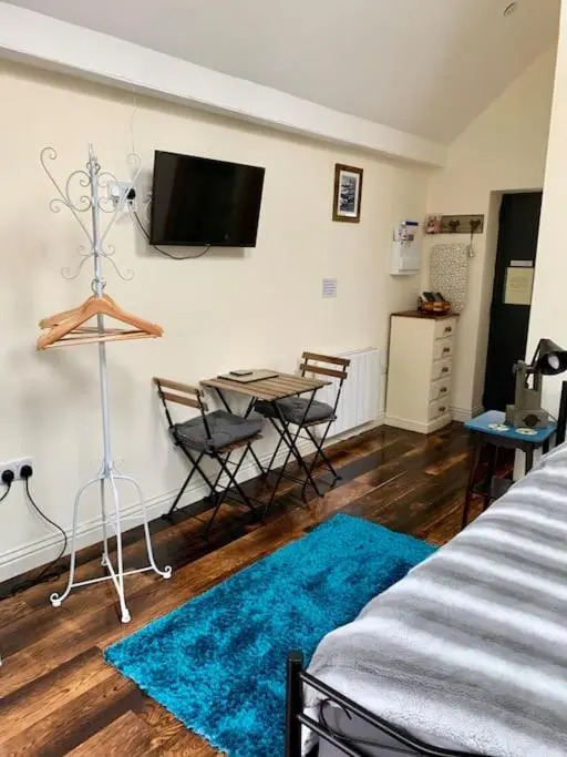 The Snug in Cheltenham, Leckhampton - A Cosy & Unique Space