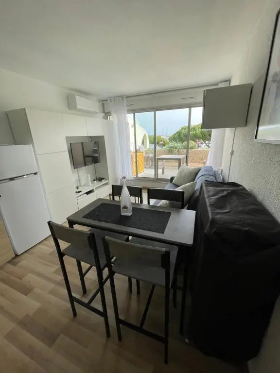 Studio vue port, belle terrasse, piscine