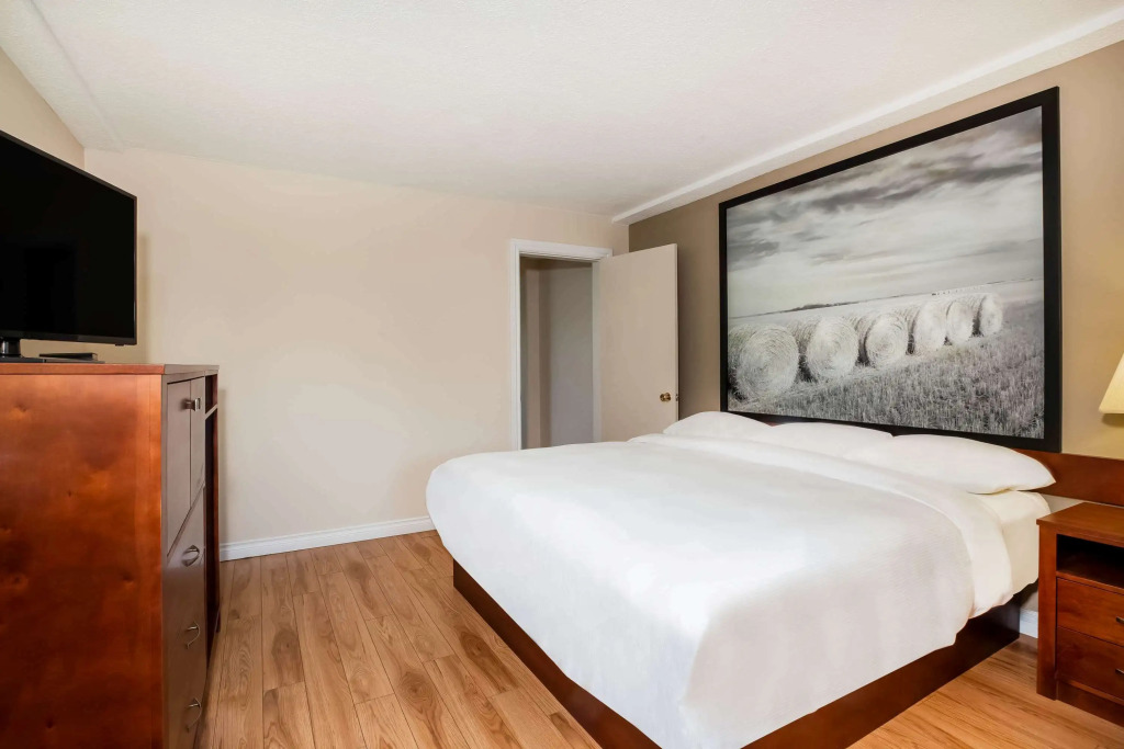 Super 8 by Wyndham Smoky Lake