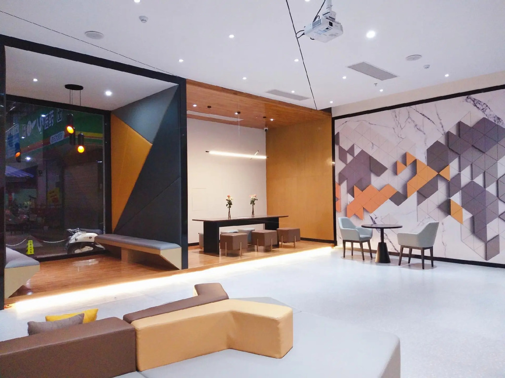 IU Hotels·Nanning Zoo Metro Station RT-Mart