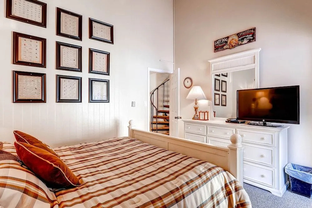Spacious, Upgraded 2 Bdr W/ Fireplace & Hot Tub Access 2 Bedroom Condo by RedAwning