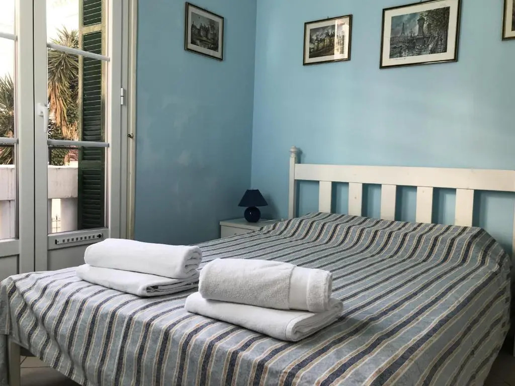BH - 4 PEOPLE - Flat close to railway station and sea