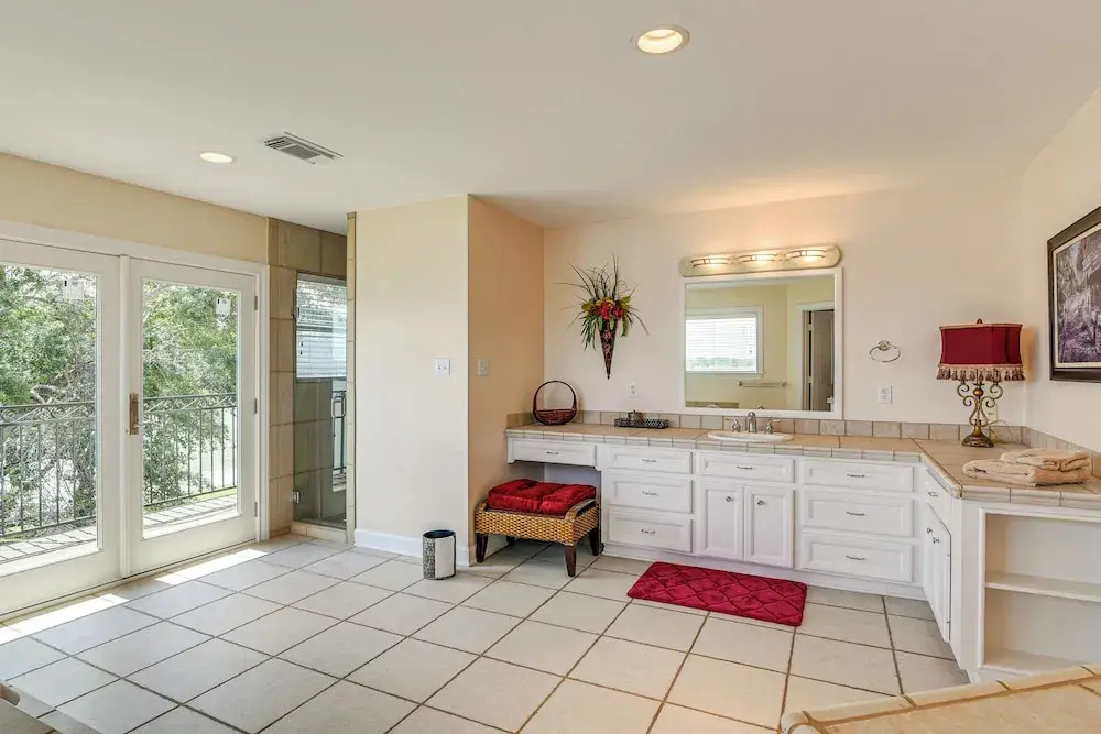 Lakefront Houston House - 1 Mi to Space Center!