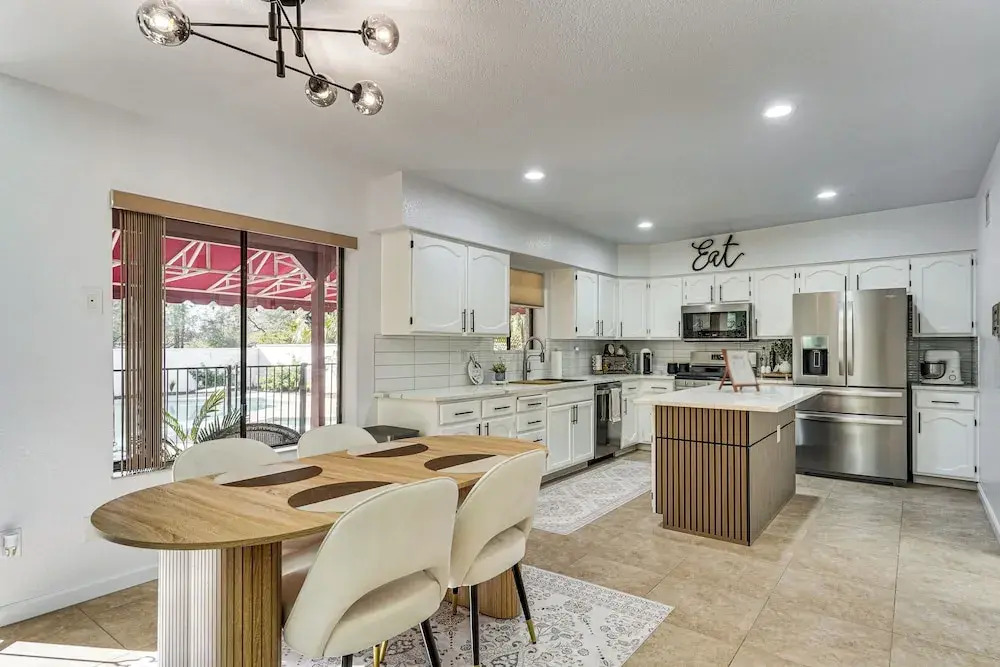 7 Mi to Sabino Canyon: Poolside Oasis w/ Mtn Views