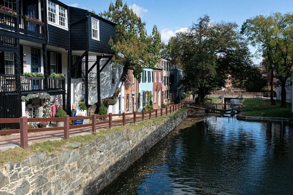 Townhouse on Canal