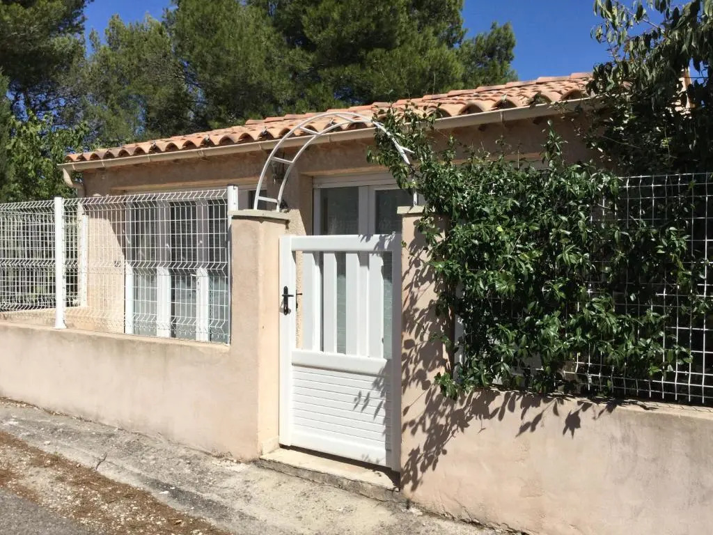 pretty gite with pool in cavaillon, beautiful view on the luberon mountains, 4 people